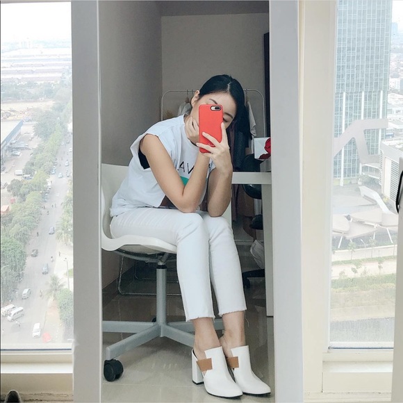 AH-NEE Hannah White Mules - Picture 6 of 7